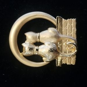 JJ JONETTE Vintage Cats Sitting Gold Brooch Pin